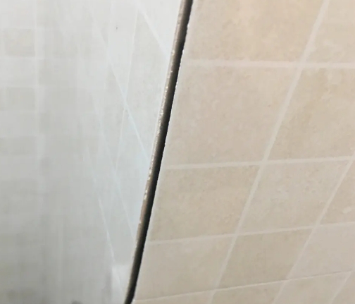 会同瓷砖空鼓维修公司分享阳台瓷砖脱落的修复过程可以分为以下几个步骤